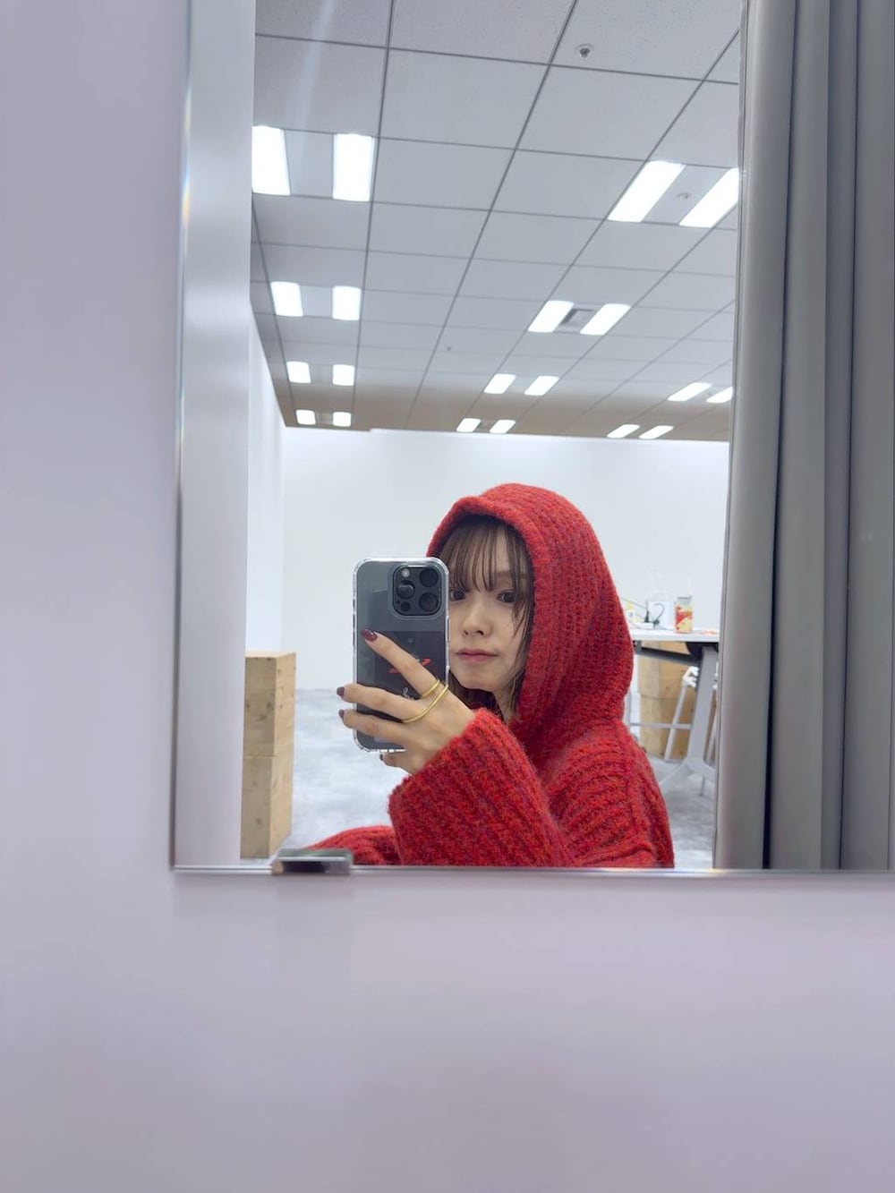 ブラウン系のその他パンツ、ブラック系のローファー、ホワイト系のスカートを着用したレディースの秋コーディネートの7枚目の写真