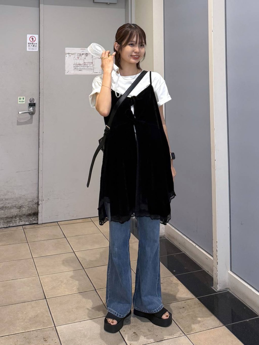 「女子会、ローリーズスタイル_LOWRYS FARM、カジュアル、LOWRYS FARM」｜「LOWRYS FARMのカンドウフィットニットサンダル 283661（サンダル、ブラック系）」を使った、なつきさん（レディース・157cm）の夏コーディネートの7枚目の写真