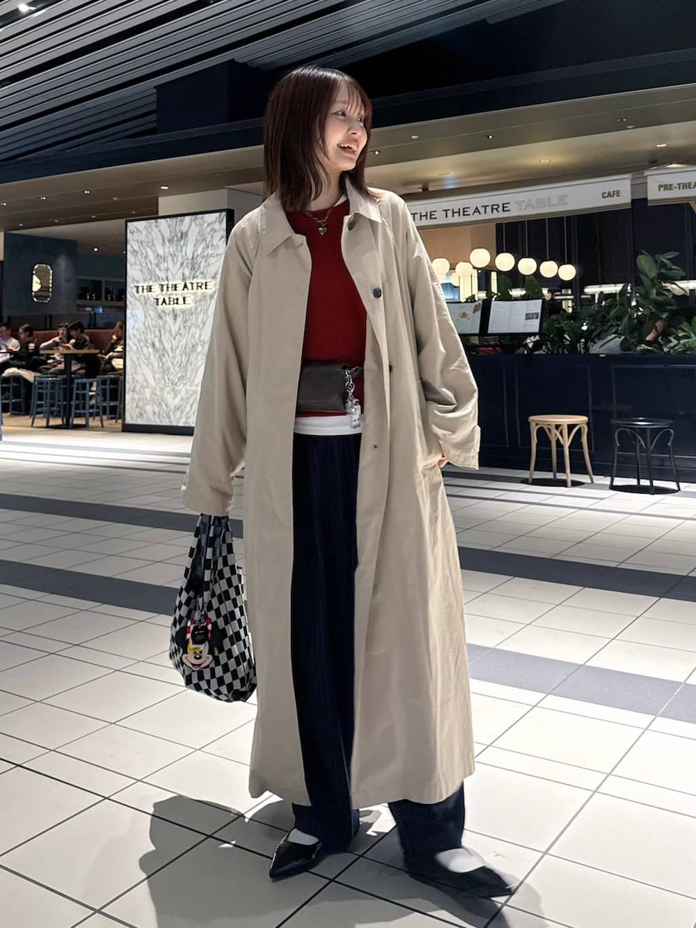 ブルー系のその他パンツ、ブラック系のパンプス、ベージュ系のステンカラーコートを着用したレディースの春コーディネートの6枚目の写真