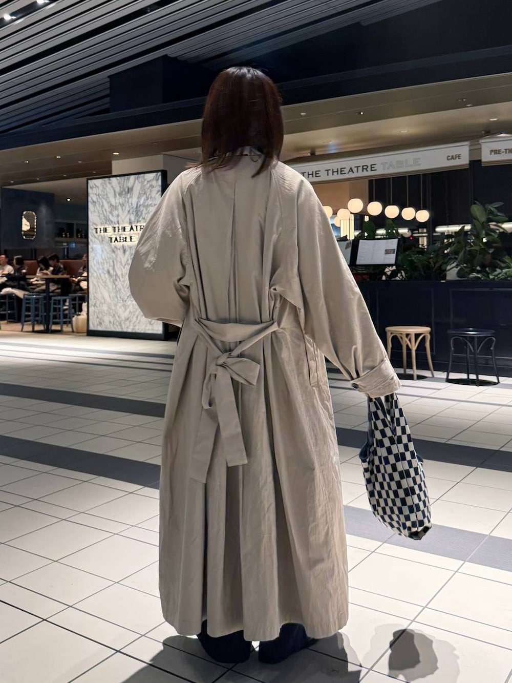 ブルー系のその他パンツ、ブラック系のパンプス、ベージュ系のステンカラーコートを着用したレディースの春コーディネートの5枚目の写真