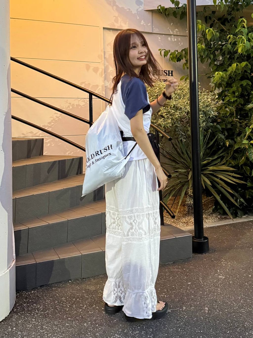 ブラック系のボディバッグ/ウエストポーチ、ホワイト系のその他パンツ、ブルー系のTシャツ/カットソーを着用したレディースの夏コーディネートの3枚目の写真