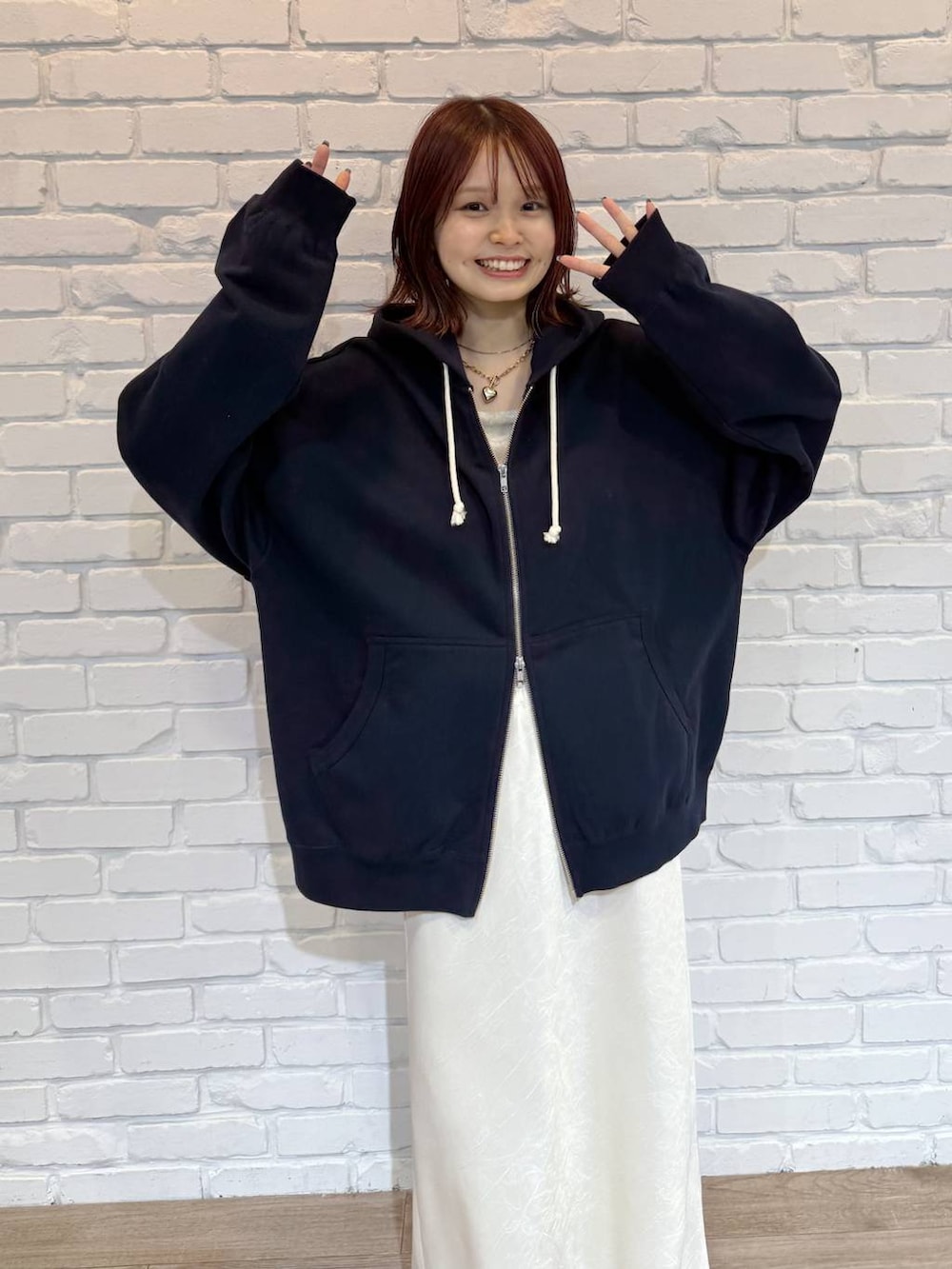 ホワイト系のスカートを着用したレディースの冬コーディネートの3枚目の写真