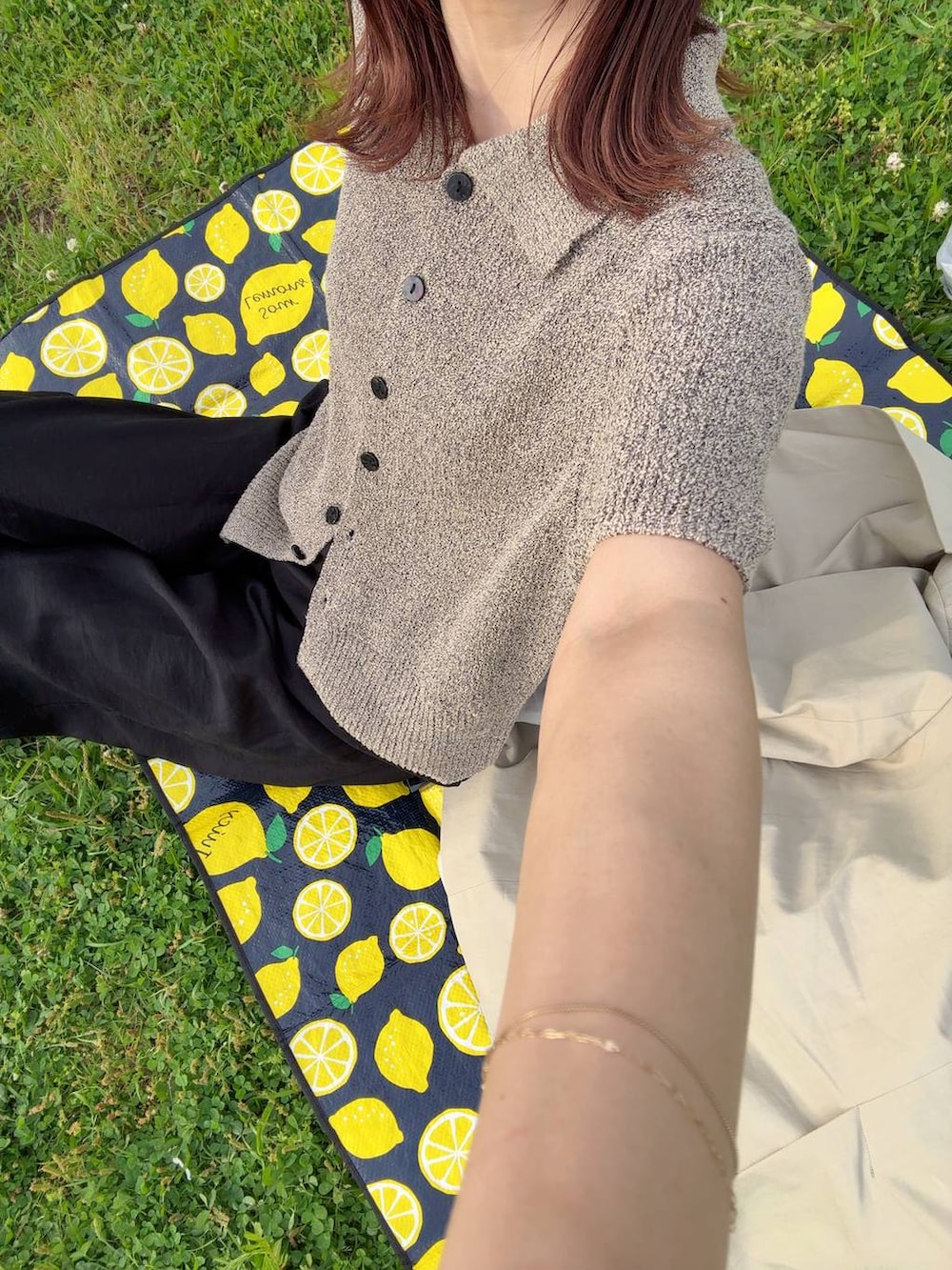 ブラック系のパンプス、ベージュ系のTシャツ/カットソーを着用したレディースの春コーディネートの2枚目の写真