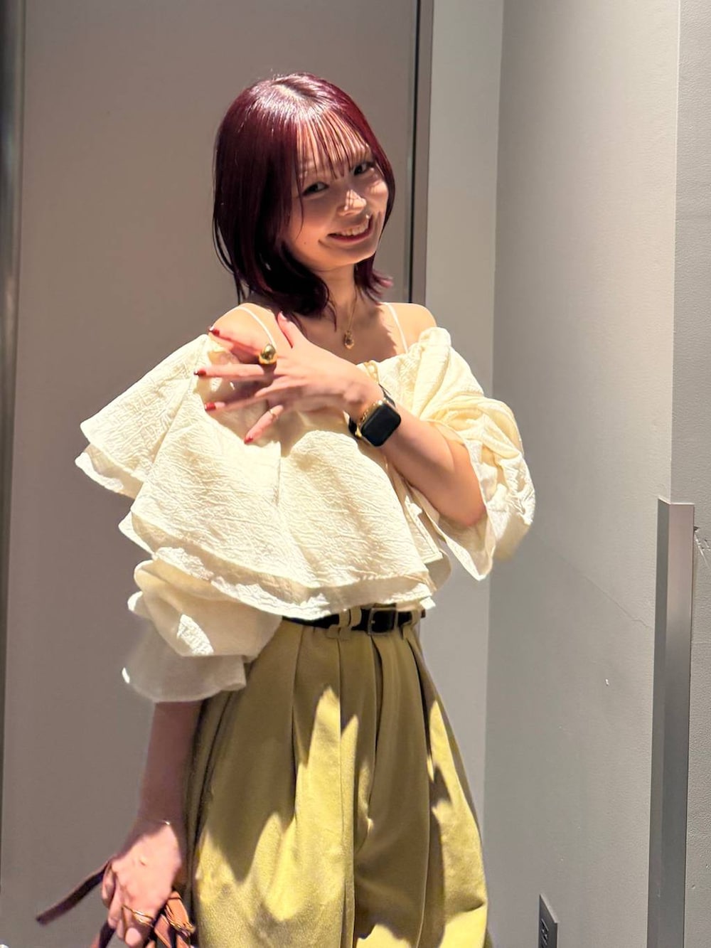 ブラック系のパンプス、ゴールド系のリングを着用したレディースの春コーディネートの5枚目の写真