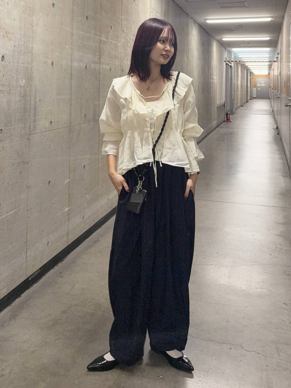 ブルー系のその他パンツ、ブラック系のパンプス、ホワイト系のシャツ/ブラウスを着用したレディースの春コーディネートの7枚目の写真