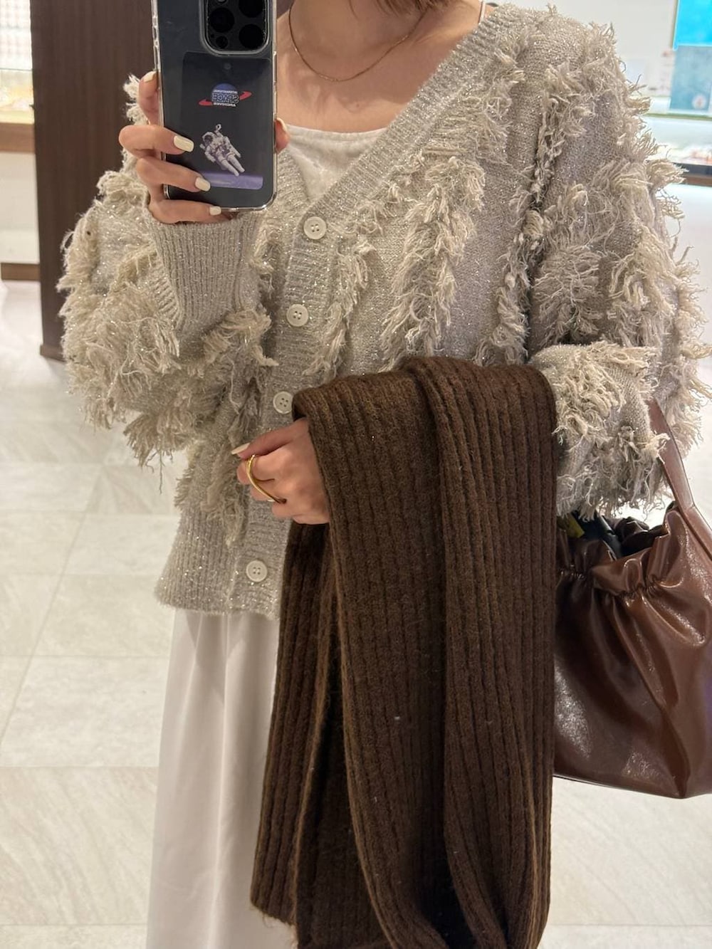 ホワイト系のその他パンツ、ホワイト系のキャミソール、ベージュ系のブーツを着用したレディースの秋コーディネートの8枚目の写真