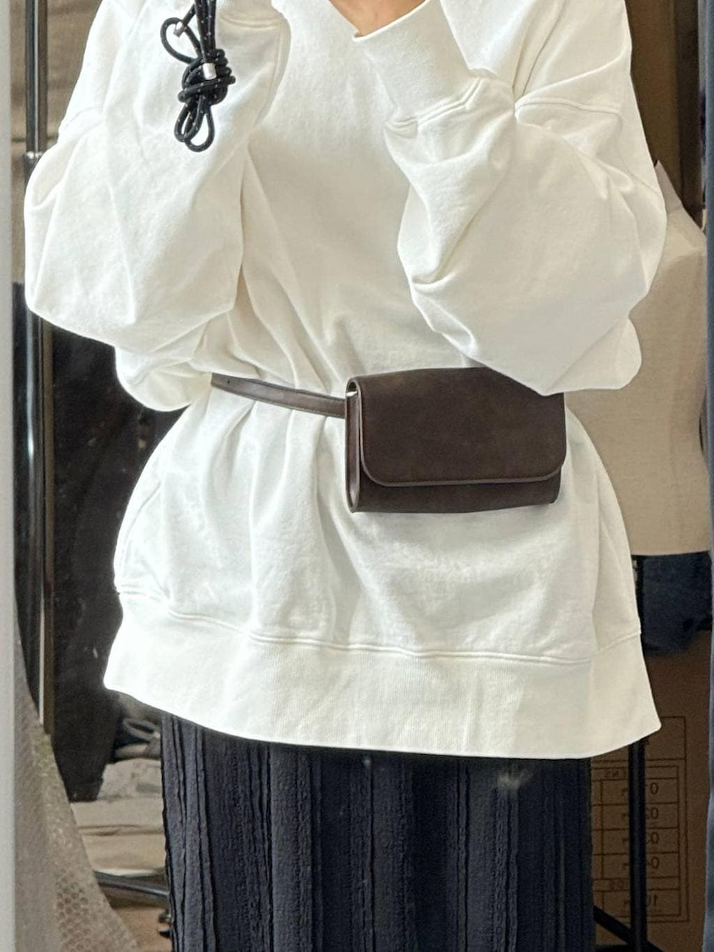 ブラック系のスカート、ホワイト系のスカート、ブラウン系のボディバッグ/ウエストポーチを着用したレディースの冬コーディネートの6枚目の写真