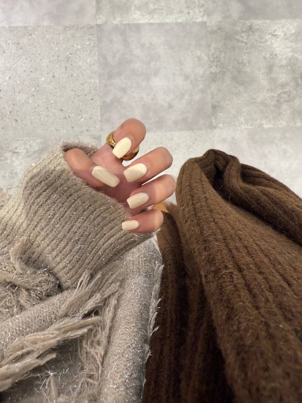 ホワイト系のその他パンツ、ホワイト系のキャミソール、ベージュ系のブーツを着用したレディースの秋コーディネートの6枚目の写真