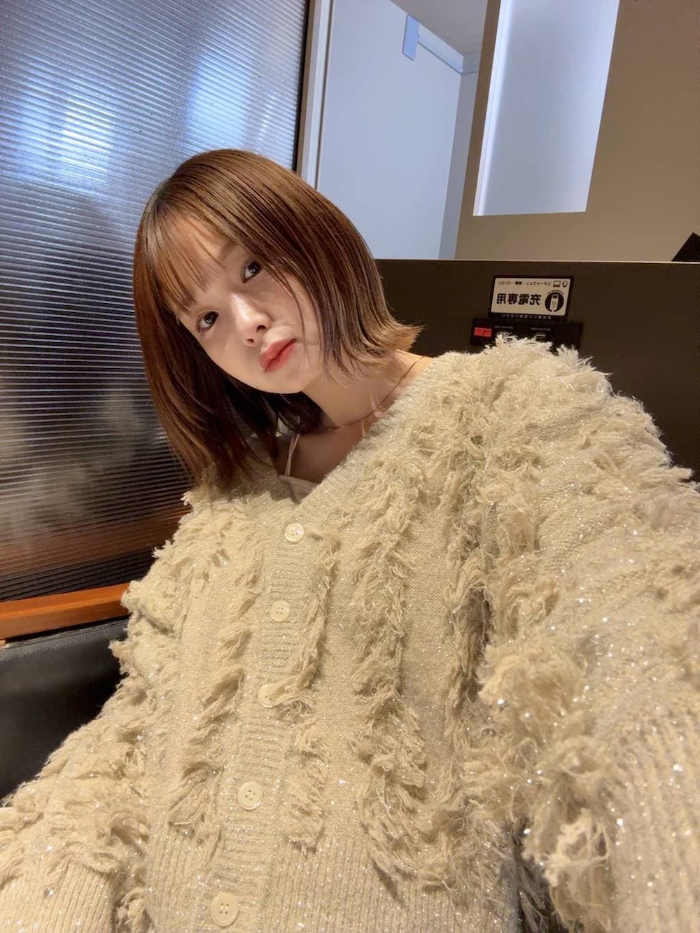 ホワイト系のその他パンツ、ホワイト系のキャミソール、ベージュ系のブーツを着用したレディースの秋コーディネートの9枚目の写真