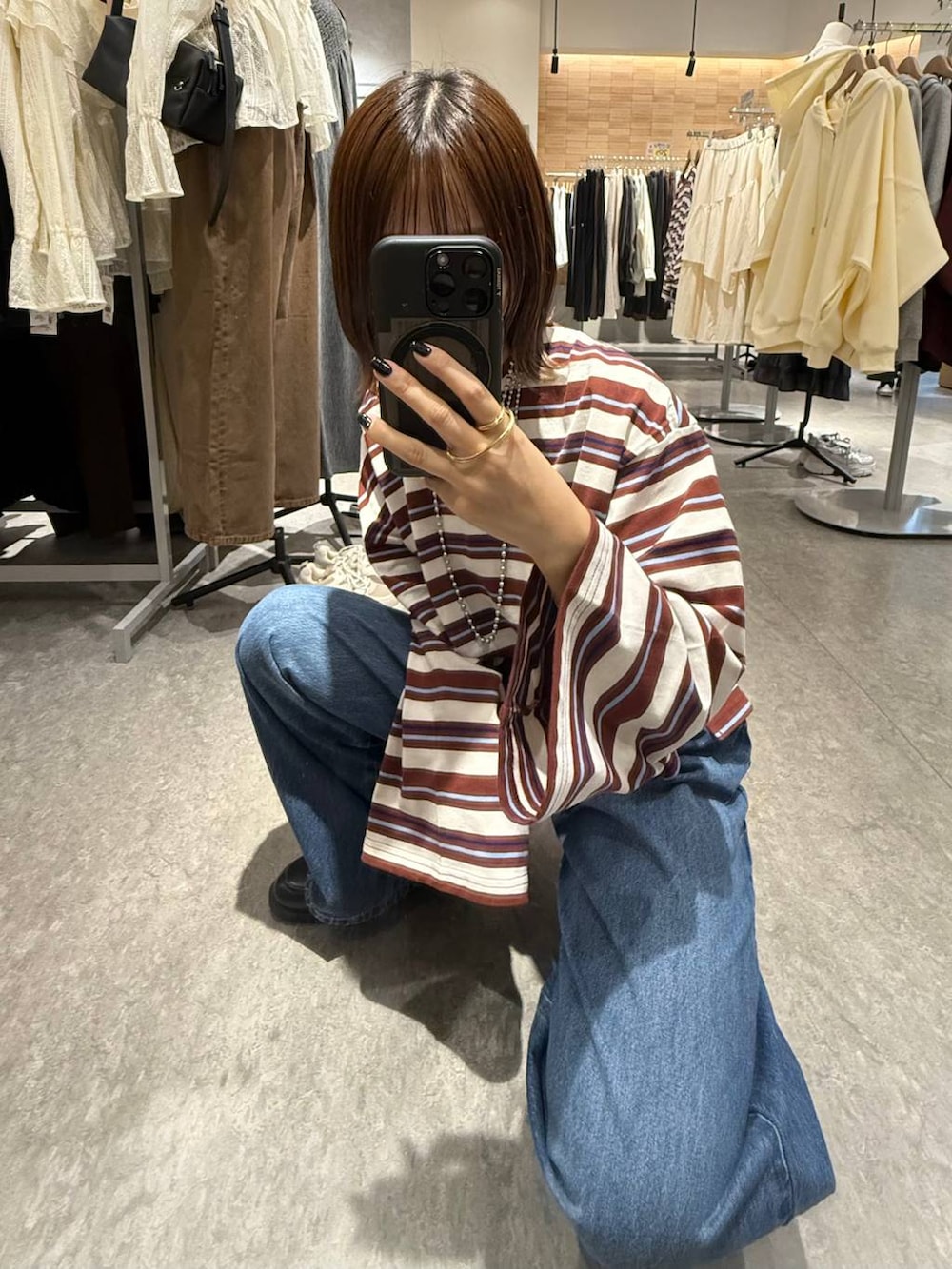 ブルー系のデニムパンツ、ブラック系のローファー、ホワイト系のTシャツ/カットソーを着用したレディースの秋コーディネートの7枚目の写真