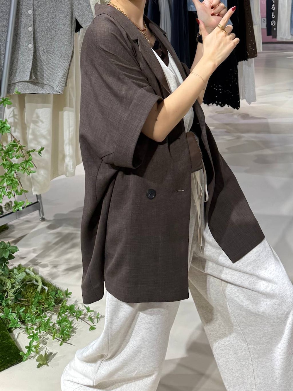 ブラウン系のテーラードジャケット、ブラウン系のサンダル、ブラウン系のタンクトップを着用したレディースの春コーディネートの3枚目の写真