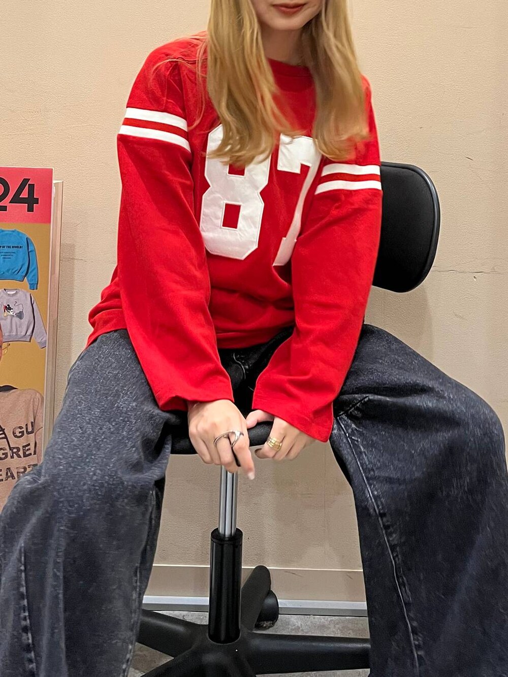 ブラック系のデニムパンツ、レッド系のTシャツ/カットソーを着用したレディースの秋コーディネートの4枚目の写真