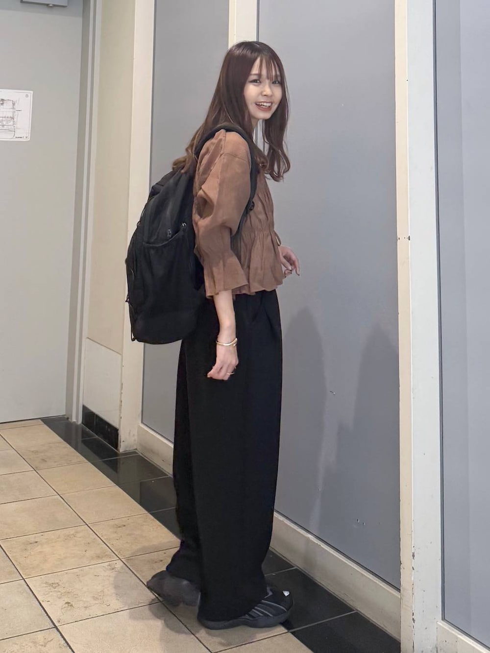 「女子会、ローリーズスタイル_LOWRYS FARM、カジュアル、LOWRYS FARM」｜「LOWRYS FARMのスタイルＵＰアシメショートキャミソール　 288807（キャミソール、ベージュ系）」を使った、なつきさん（レディース・157cm）の春コーディネートの5枚目の写真