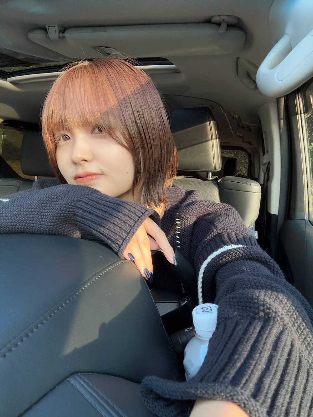 その他のネックレスを着用したレディースの秋コーディネートの3枚目の写真