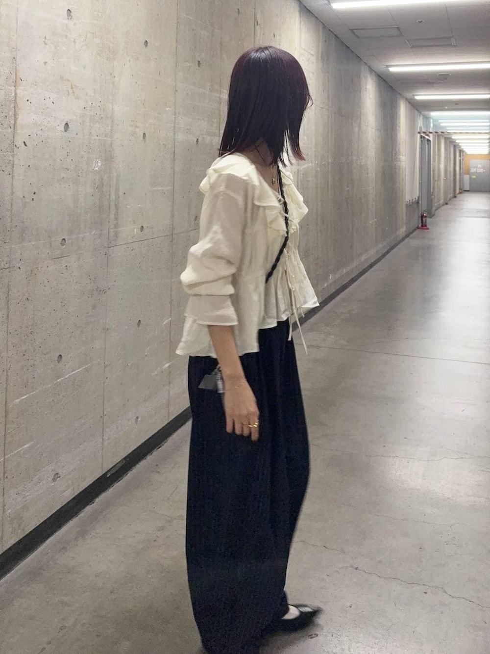 ブルー系のその他パンツ、ブラック系のパンプス、ホワイト系のシャツ/ブラウスを着用したレディースの春コーディネートの2枚目の写真