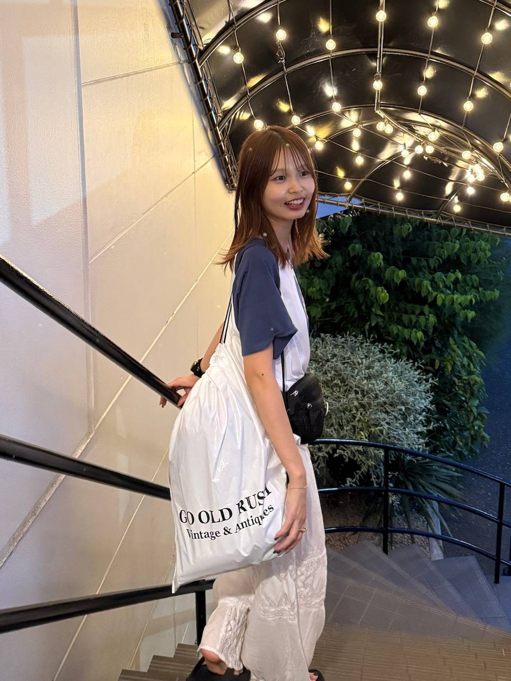 ブラック系のボディバッグ/ウエストポーチ、ホワイト系のその他パンツ、ブルー系のTシャツ/カットソーを着用したレディースの夏コーディネートの2枚目の写真