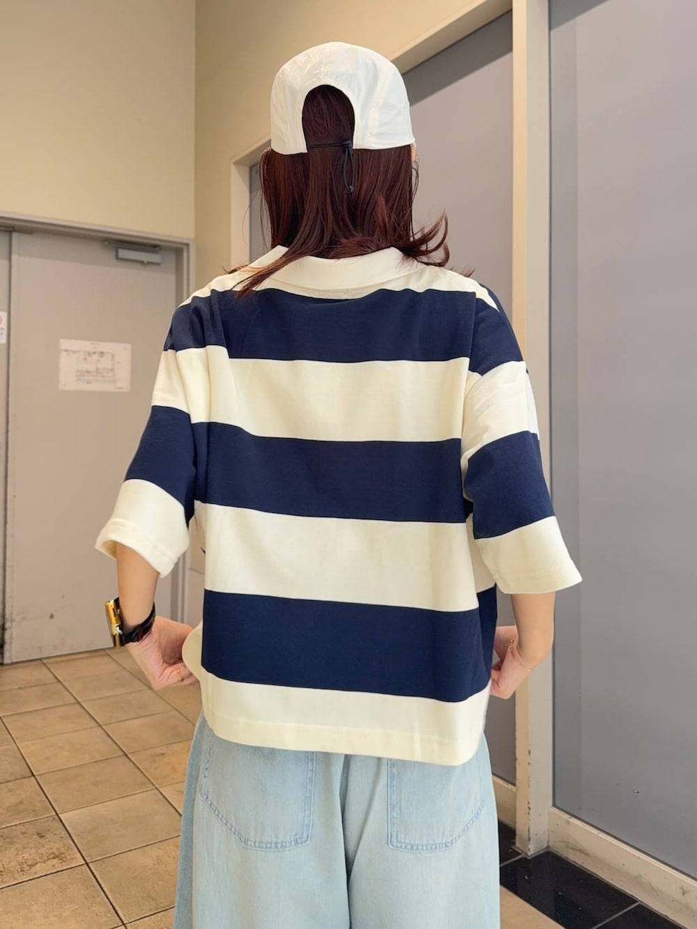 ブラック系のサンダル、ブルー系のデニムパンツ、ブルー系のTシャツ/カットソーを着用したレディースの夏コーディネートの4枚目の写真