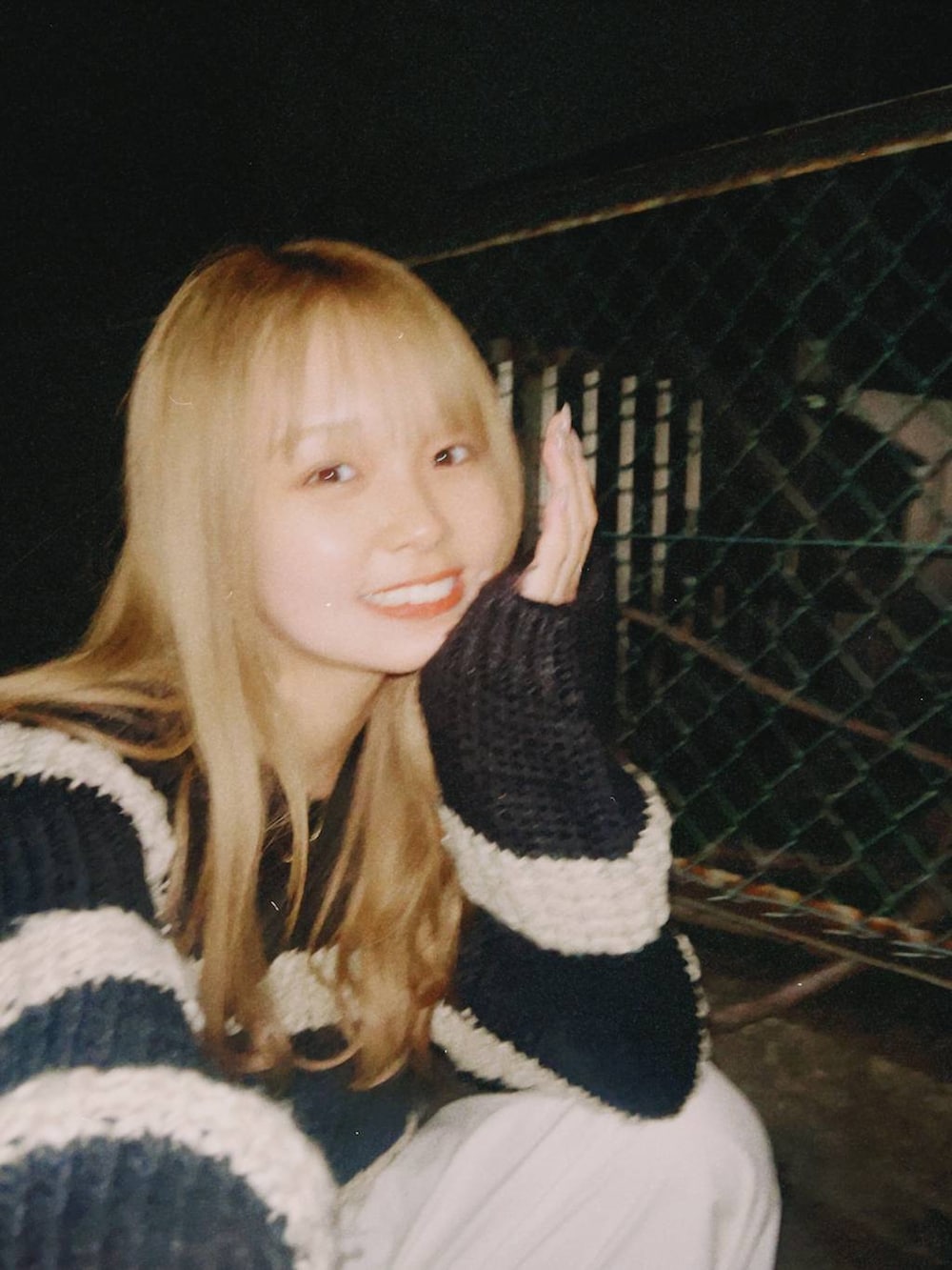 ベージュ系のその他パンツ、ブルー系のニット/セーターを着用したレディースの秋コーディネートの2枚目の写真