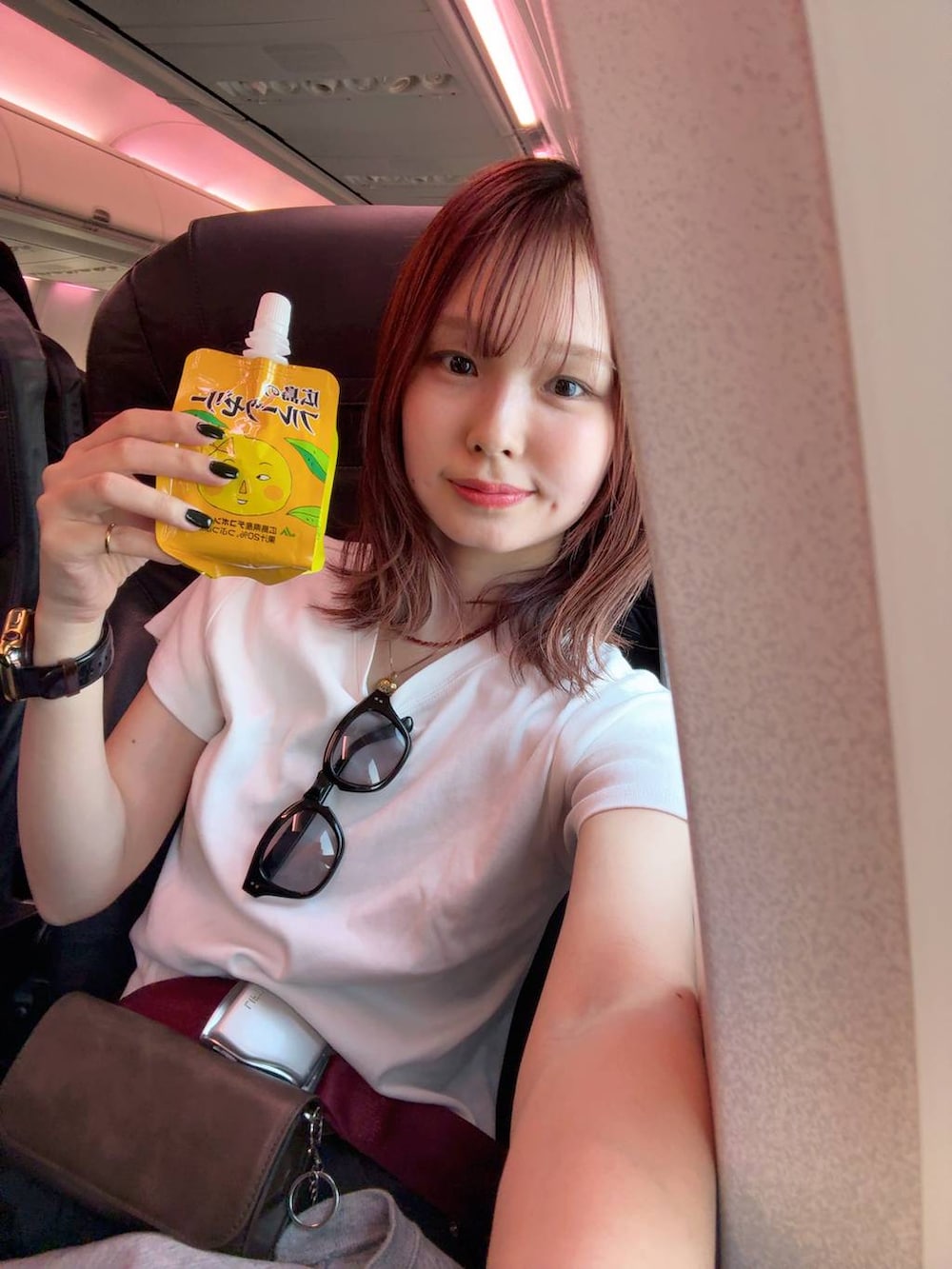 ホワイト系のTシャツ/カットソー、ブラウン系のボディバッグ/ウエストポーチ、その他のサングラスを着用したレディースの春コーディネートの2枚目の写真