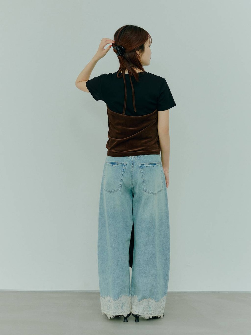 ブラック系のTシャツ/カットソー、ブラウン系のTシャツ/カットソー、ブラック系のサンダルを着用したレディースの夏コーディネートの3枚目の写真