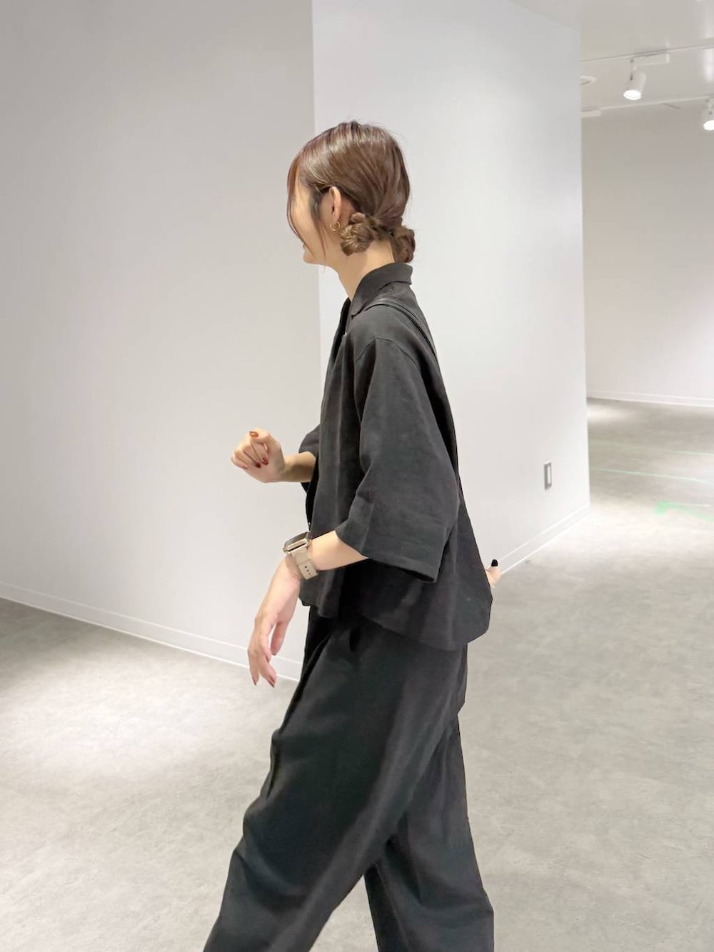 「女子会、ローリーズスタイル_LOWRYS FARM、カジュアル、LOWRYS FARM」｜「LOWRYS FARMのノルマンディショートシャツ　 248288（シャツ/ブラウス、グレー系）」を使った、なつきさん（レディース・157cm）の春コーディネートの3枚目の写真