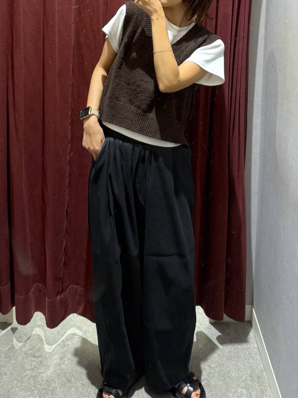 「女子会、ローリーズスタイル_LOWRYS FARM、カジュアル、LOWRYS FARM」｜「LOWRYS FARMのフライスチビＴシャツＳＳ 111954（Tシャツ/カットソー、ホワイト系）」を使った、なつきさん（レディース・157cm）の夏コーディネートの2枚目の写真