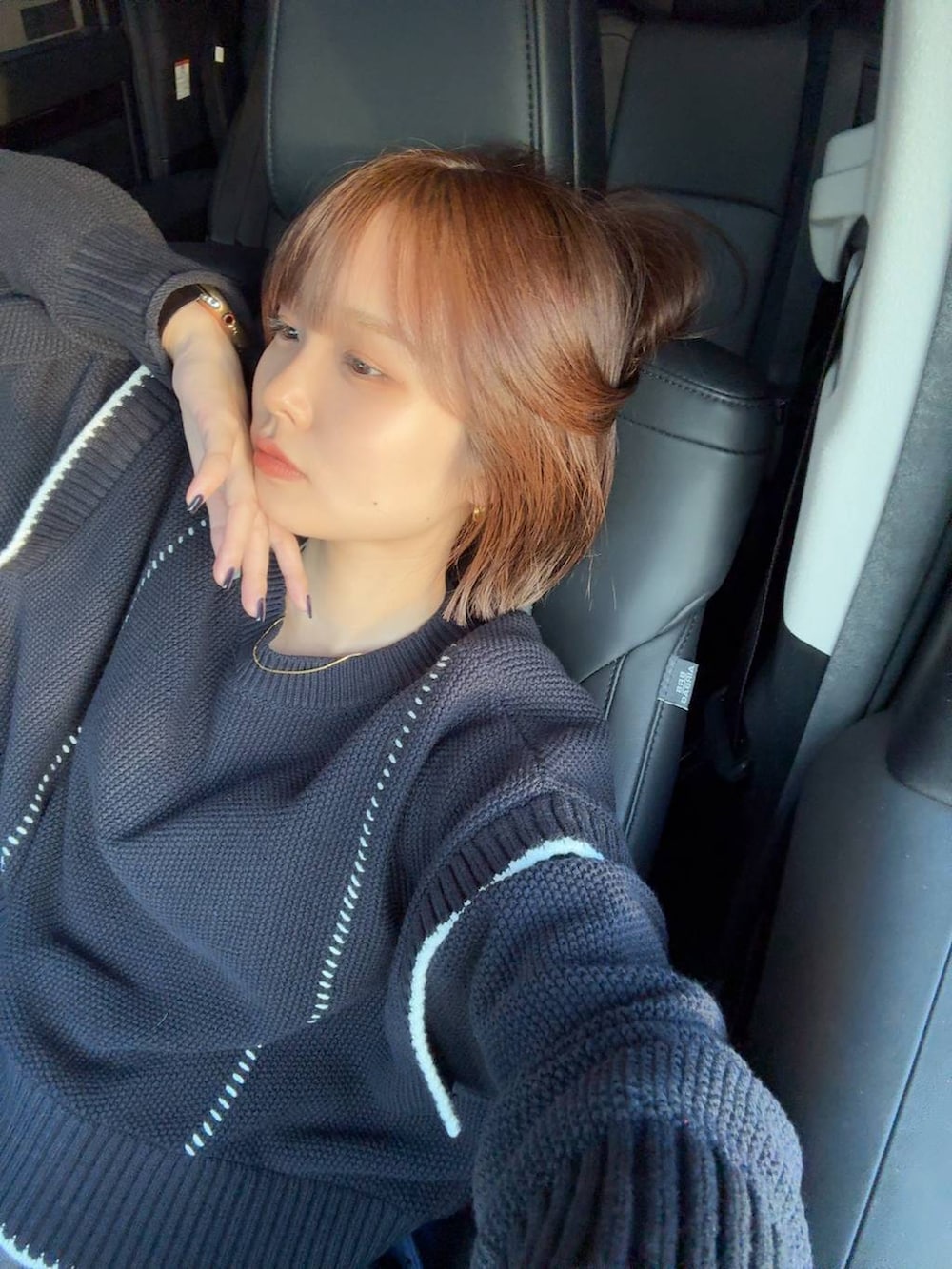 その他のネックレスを着用したレディースの秋コーディネートの6枚目の写真