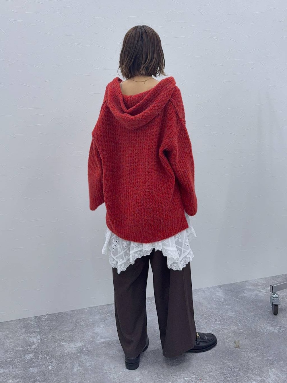 ブラウン系のその他パンツ、ブラック系のローファー、ホワイト系のスカートを着用したレディースの秋コーディネートの3枚目の写真