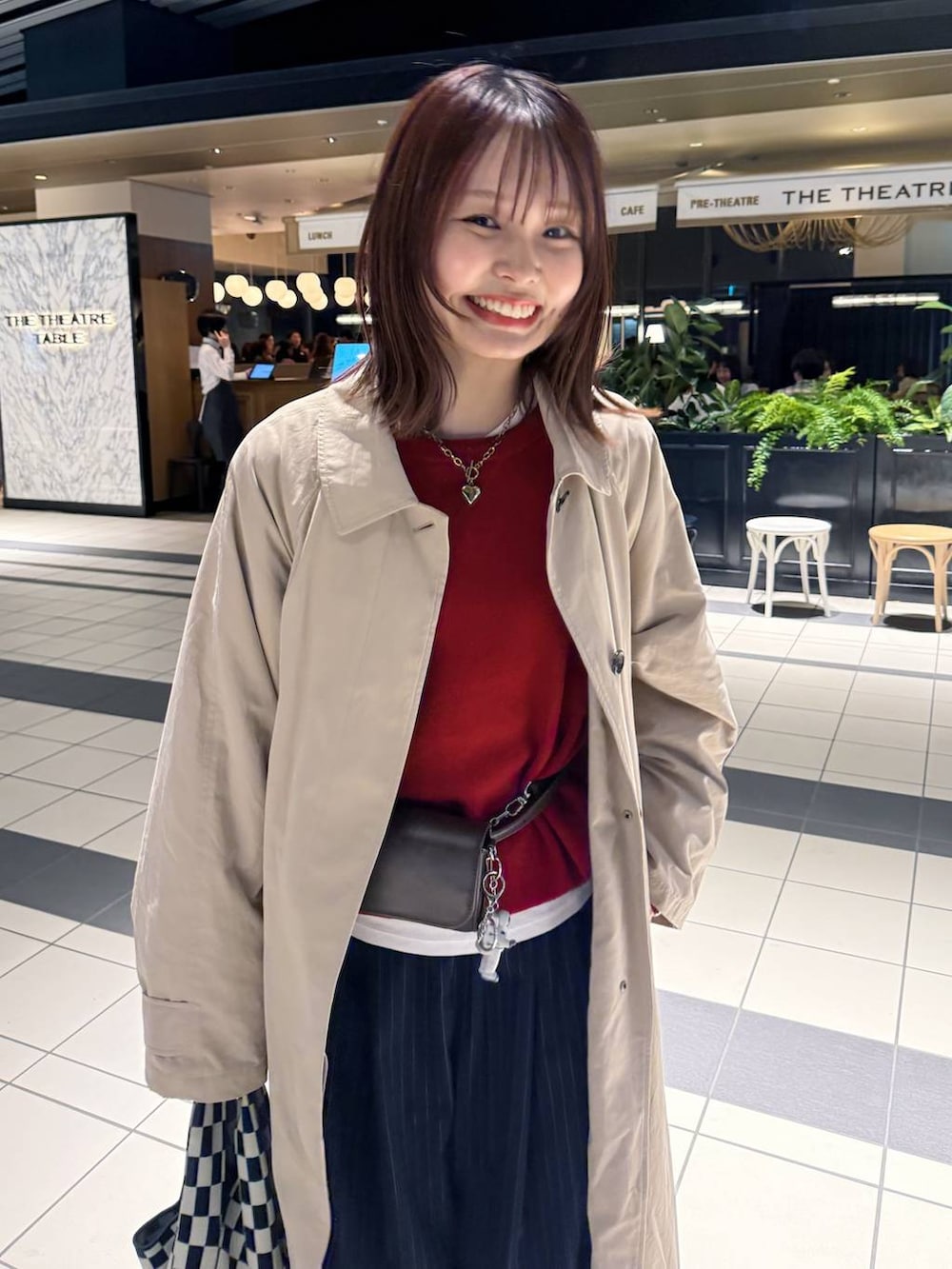 ブルー系のその他パンツ、ブラック系のパンプス、ベージュ系のステンカラーコートを着用したレディースの春コーディネートの8枚目の写真