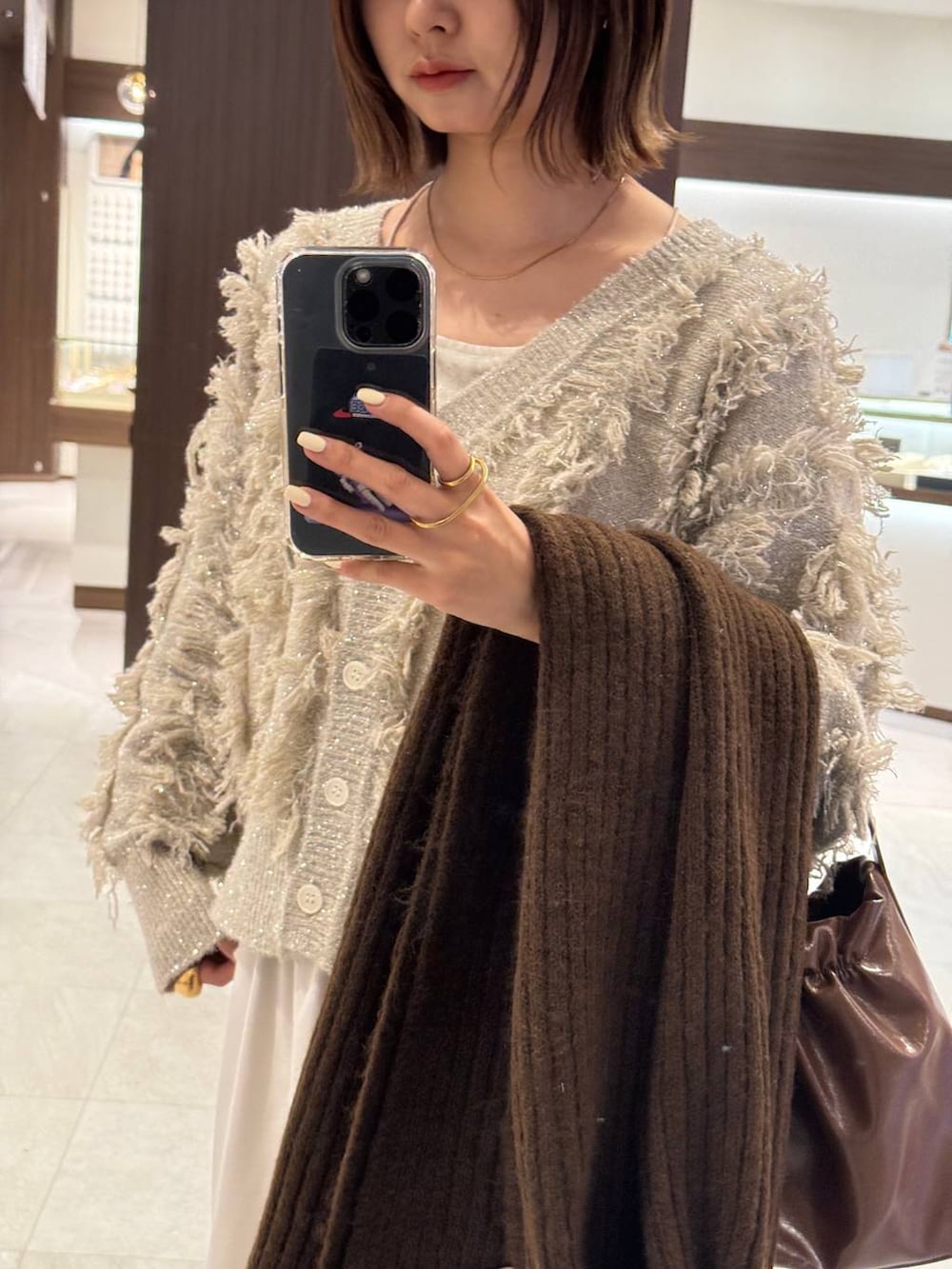 ホワイト系のその他パンツ、ホワイト系のキャミソール、ベージュ系のブーツを着用したレディースの秋コーディネートの7枚目の写真