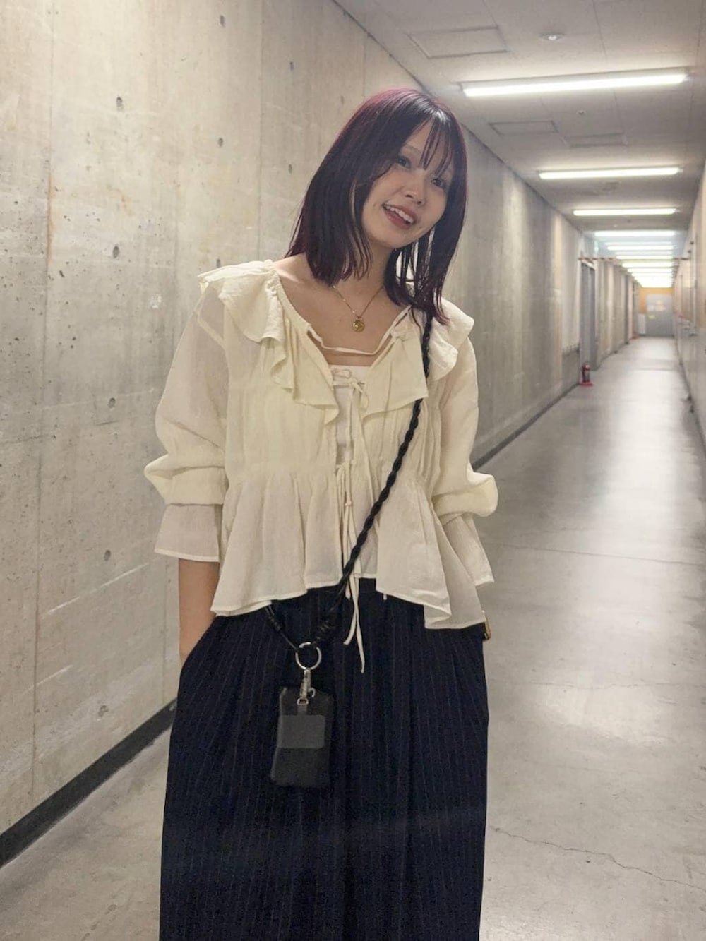 ブルー系のその他パンツ、ブラック系のパンプス、ホワイト系のシャツ/ブラウスを着用したレディースの春コーディネートの3枚目の写真