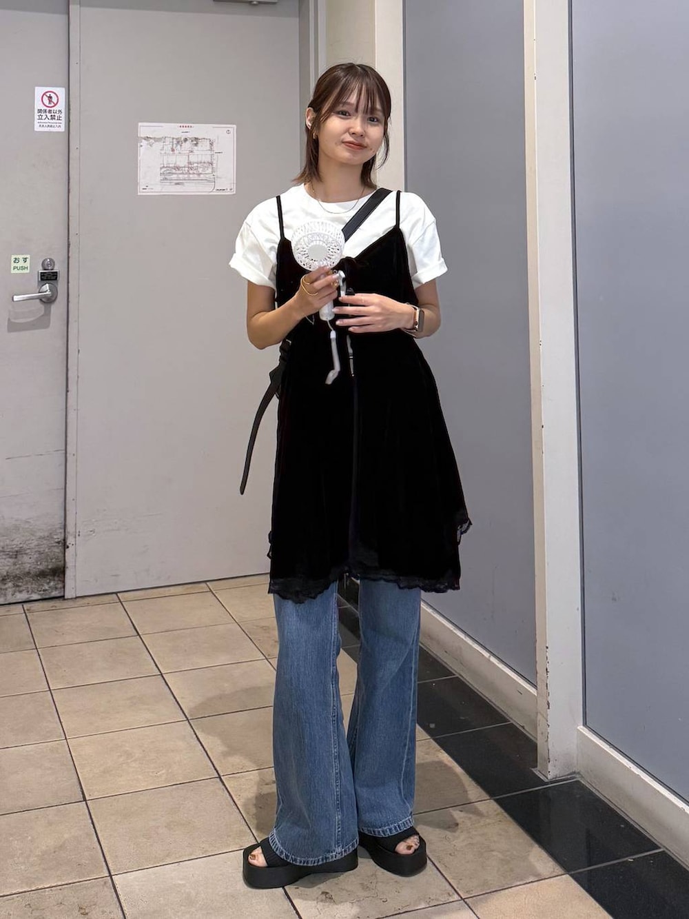 「女子会、ローリーズスタイル_LOWRYS FARM、カジュアル、LOWRYS FARM」｜「LOWRYS FARMのカンドウフィットニットサンダル 283661（サンダル、ブラック系）」を使った、なつきさん（レディース・157cm）の夏コーディネートの6枚目の写真
