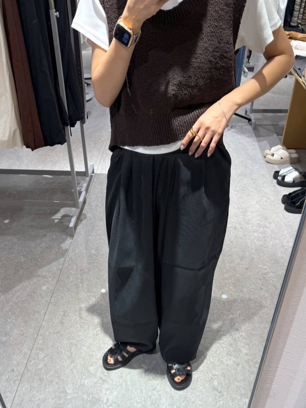「女子会、ローリーズスタイル_LOWRYS FARM、カジュアル、LOWRYS FARM」｜「LOWRYS FARMのフライスチビＴシャツＳＳ 111954（Tシャツ/カットソー、ホワイト系）」を使った、なつきさん（レディース・157cm）の夏コーディネートの4枚目の写真
