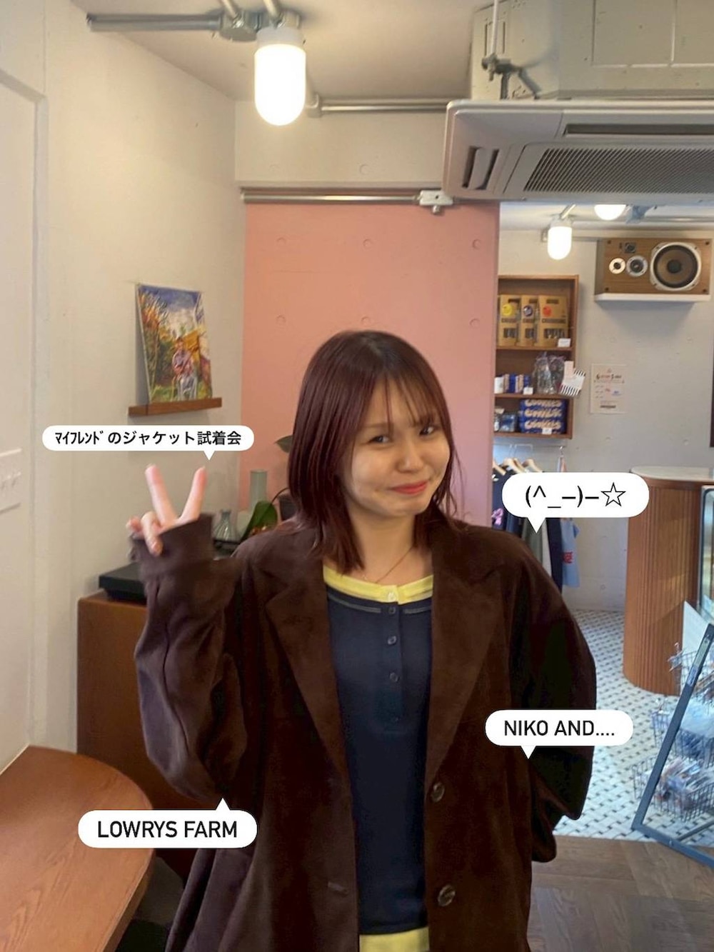 ブルー系のTシャツ/カットソー、ベージュ系のその他パンツを着用したレディースの冬コーディネートの4枚目の写真