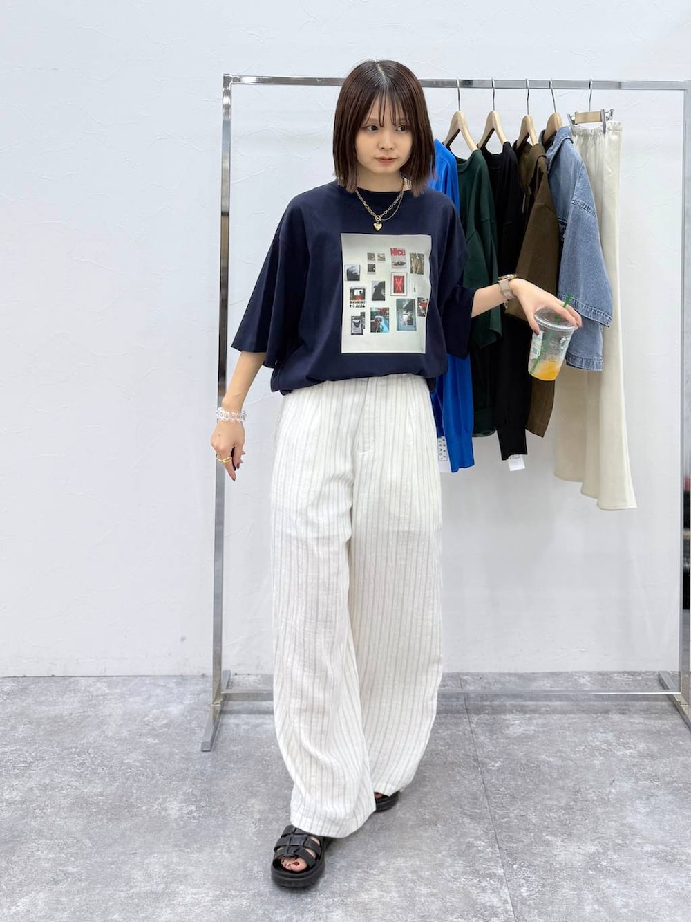 「女子会、ローリーズスタイル_LOWRYS FARM、カジュアル、LOWRYS FARM」｜「LOWRYS FARMのカンドウフィットグルカ 283656（サンダル、ブラック系）」を使った、なつきさん（レディース・157cm）の春コーディネートの2枚目の写真