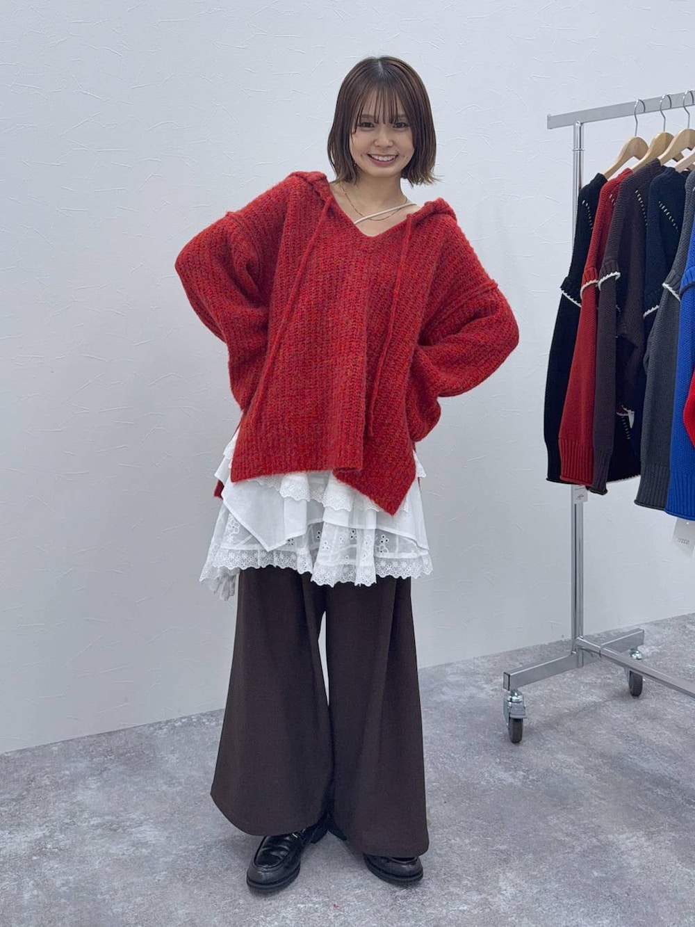 ブラウン系のその他パンツ、ブラック系のローファー、ホワイト系のスカートを着用したレディースの秋コーディネートの4枚目の写真