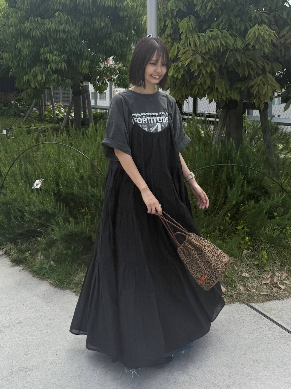 「ローリーズスタイル_LOWRYS FARM、カジュアル、LOWRYS FARM、女子会」｜「LOWRYS FARMのカンドウフィットグルカ 283656（サンダル、ブラック系）」を使った、なつきさん（レディース・157cm）の春コーディネートの2枚目の写真