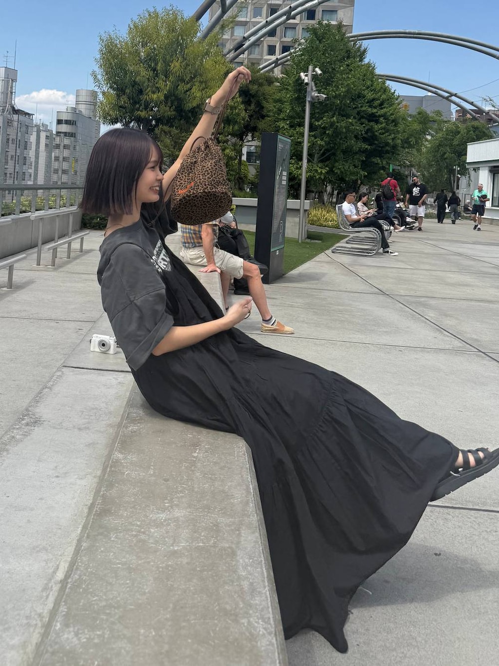 「ローリーズスタイル_LOWRYS FARM、カジュアル、LOWRYS FARM、女子会」｜「LOWRYS FARMのカンドウフィットグルカ 283656（サンダル、ブラック系）」を使った、なつきさん（レディース・157cm）の春コーディネートの4枚目の写真