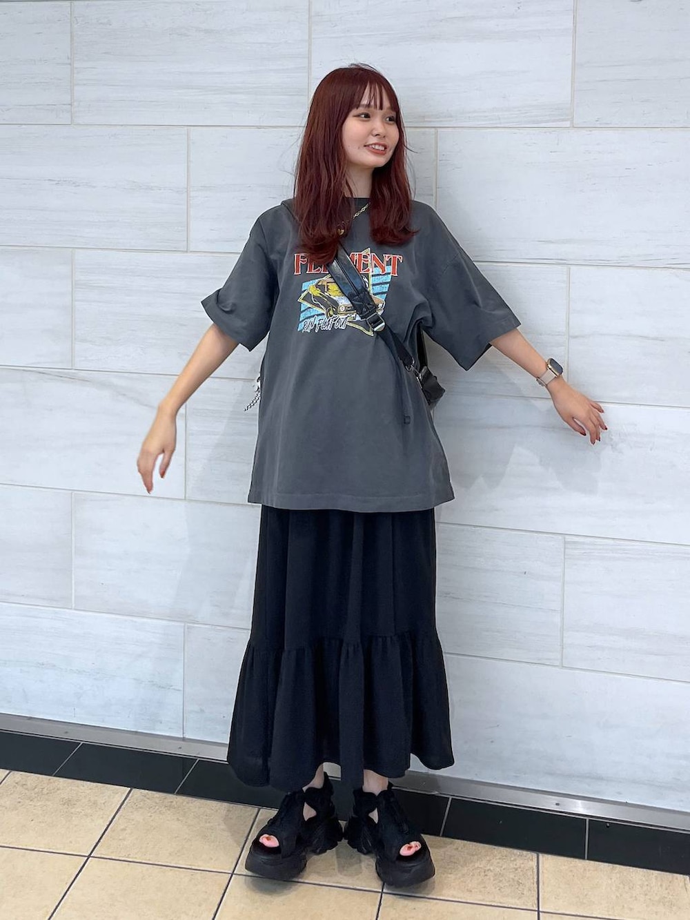 ブラック系のサンダル、ブラック系のワンピース、グレー系のTシャツ/カットソーを着用したレディースの夏コーディネートの2枚目の写真