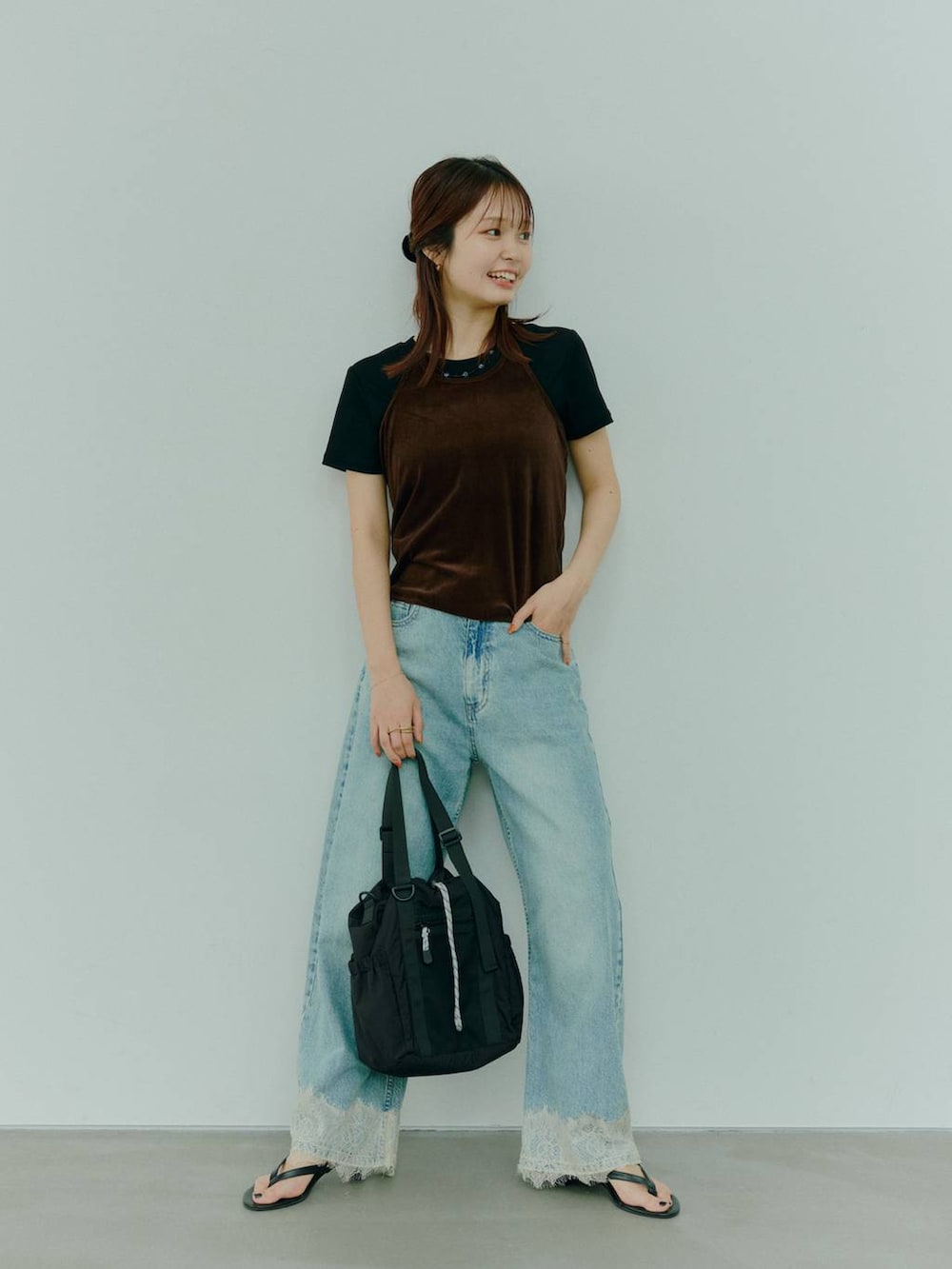 ブラック系のTシャツ/カットソー、ブラウン系のTシャツ/カットソー、ブラック系のサンダルを着用したレディースの夏コーディネートの2枚目の写真