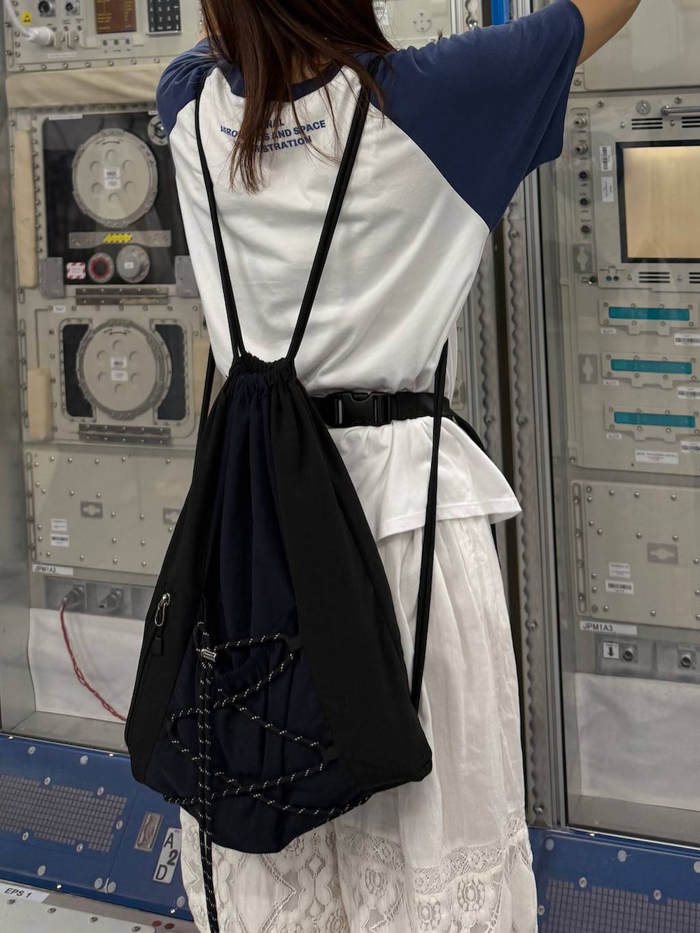 ブラック系のボディバッグ/ウエストポーチ、ホワイト系のその他パンツ、ブルー系のTシャツ/カットソーを着用したレディースの夏コーディネートの8枚目の写真