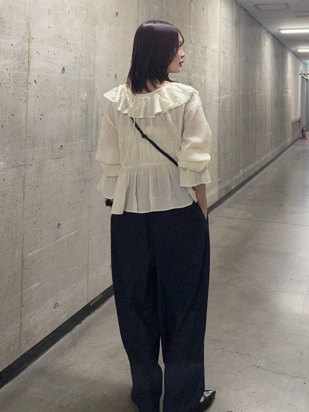 ブルー系のその他パンツ、ブラック系のパンプス、ホワイト系のシャツ/ブラウスを着用したレディースの春コーディネートの5枚目の写真