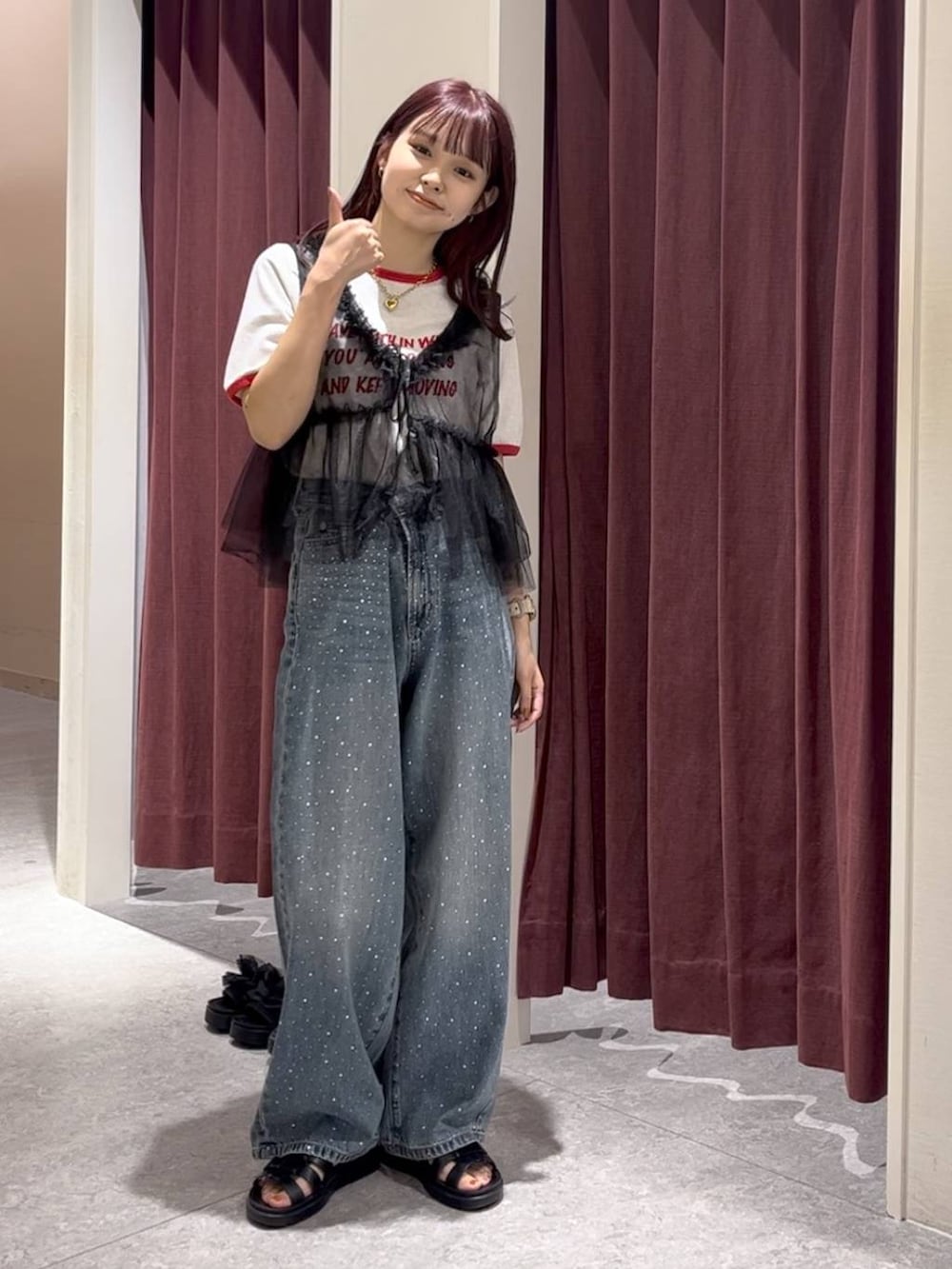 「女子会、ローリーズスタイル_LOWRYS FARM、カジュアル、LOWRYS FARM」｜「LOWRYS FARMのアソートリンガーＴＳＳ　110314（Tシャツ/カットソー、ホワイト系）」を使った、なつきさん（レディース・157cm）の夏コーディネートの2枚目の写真