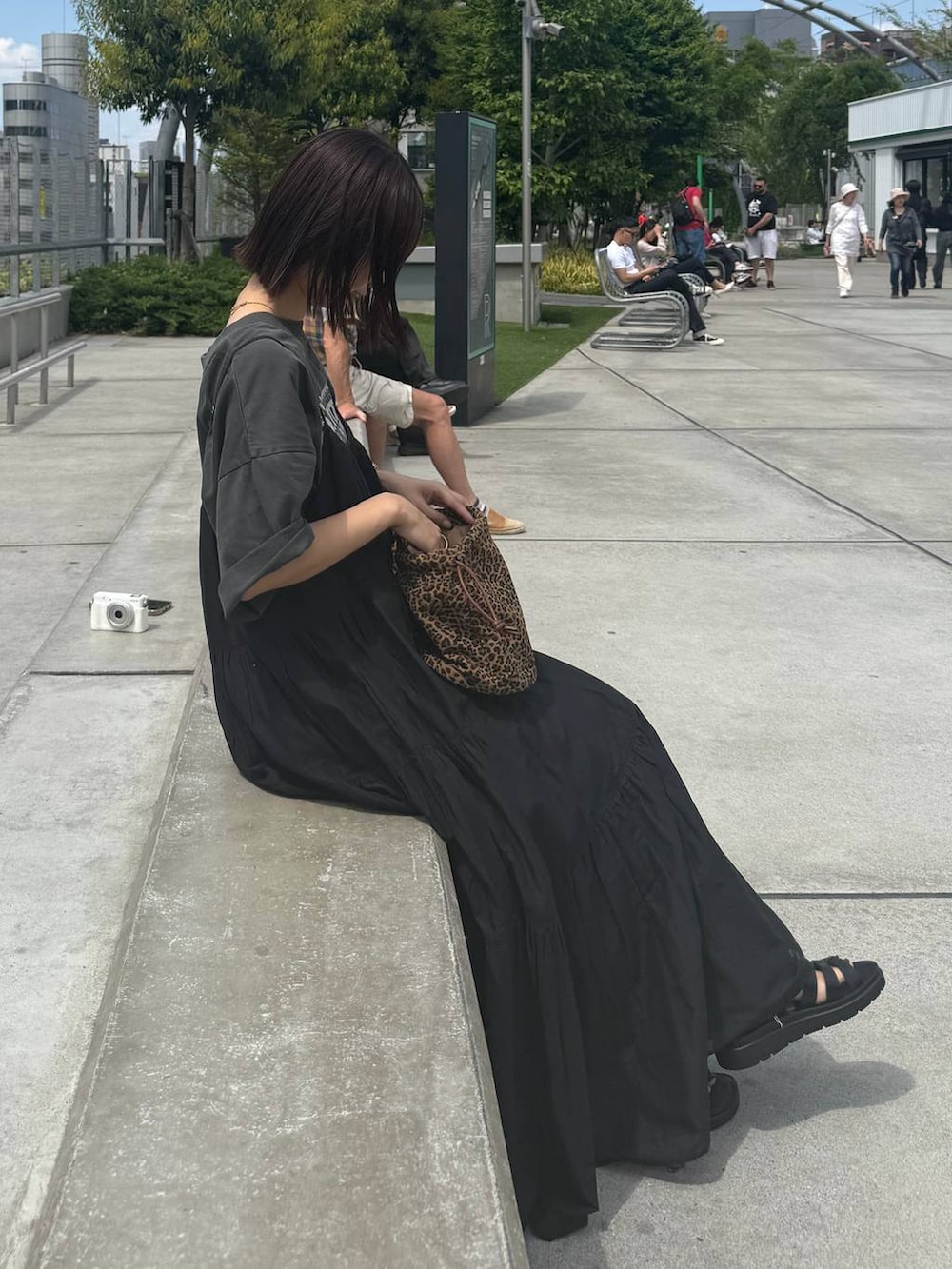 「ローリーズスタイル_LOWRYS FARM、カジュアル、LOWRYS FARM、女子会」｜「LOWRYS FARMのカンドウフィットグルカ 283656（サンダル、ブラック系）」を使った、なつきさん（レディース・157cm）の春コーディネートの7枚目の写真