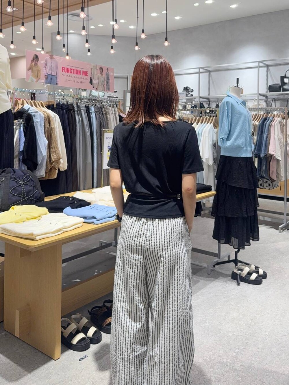 ブラック系のパンプス、ブラック系のTシャツ/カットソー、ブラウン系のボディバッグ/ウエストポーチを着用したレディースの春コーディネートの6枚目の写真