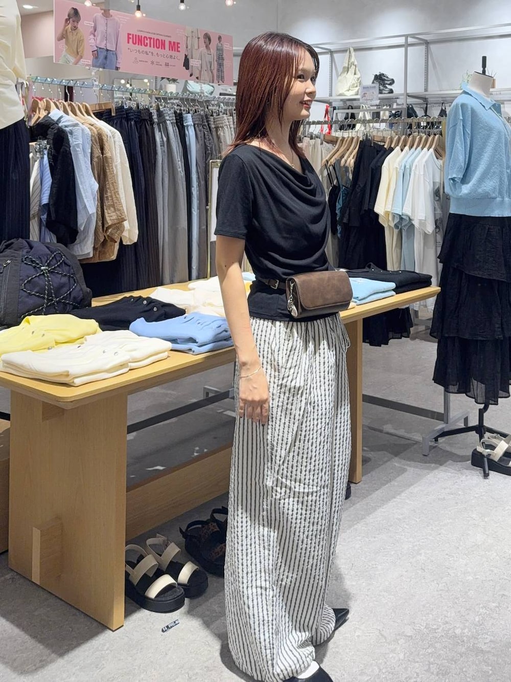 ブラック系のパンプス、ブラック系のTシャツ/カットソー、ブラウン系のボディバッグ/ウエストポーチを着用したレディースの春コーディネートの4枚目の写真