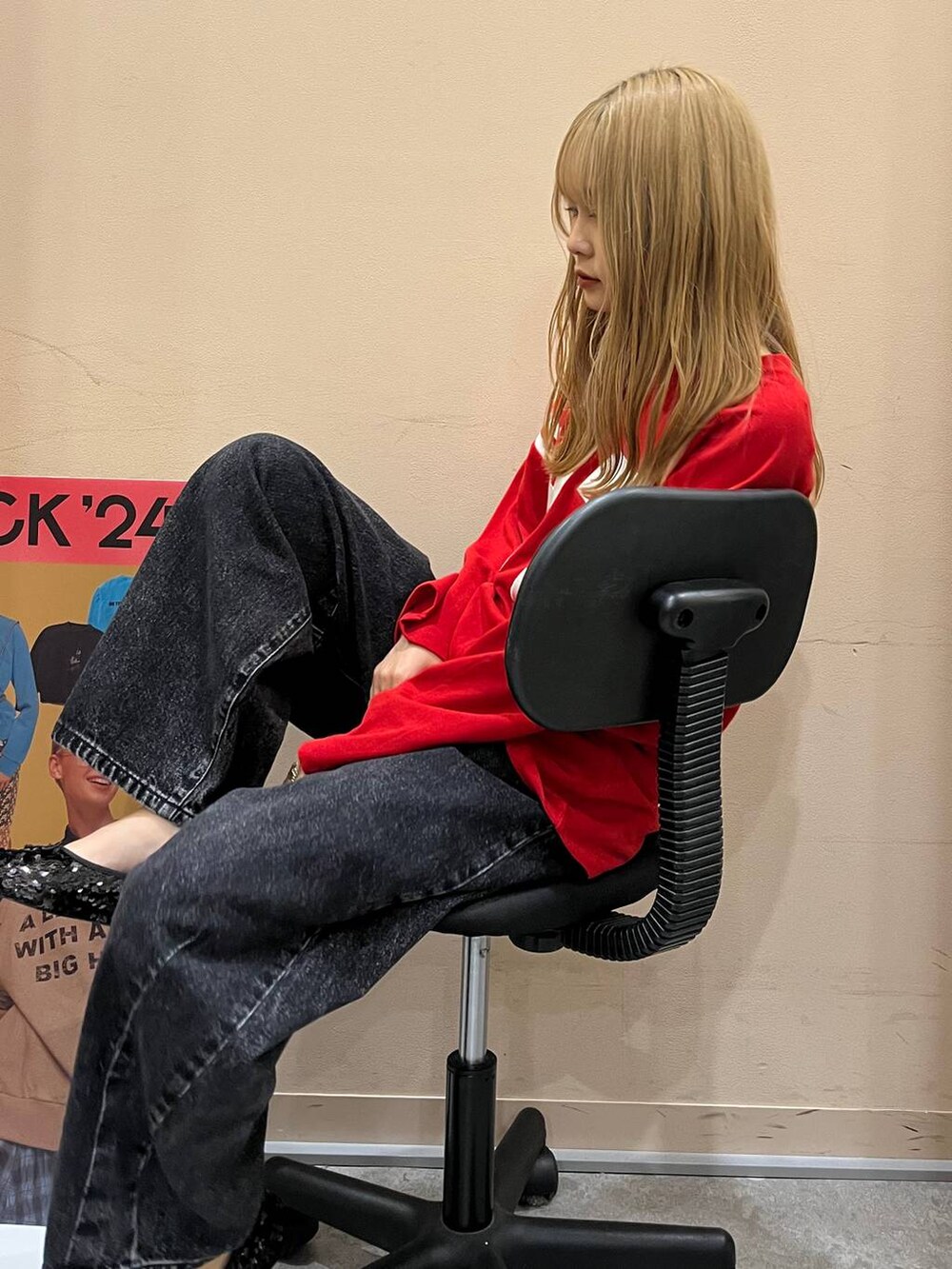 ブラック系のデニムパンツ、レッド系のTシャツ/カットソーを着用したレディースの秋コーディネートの3枚目の写真