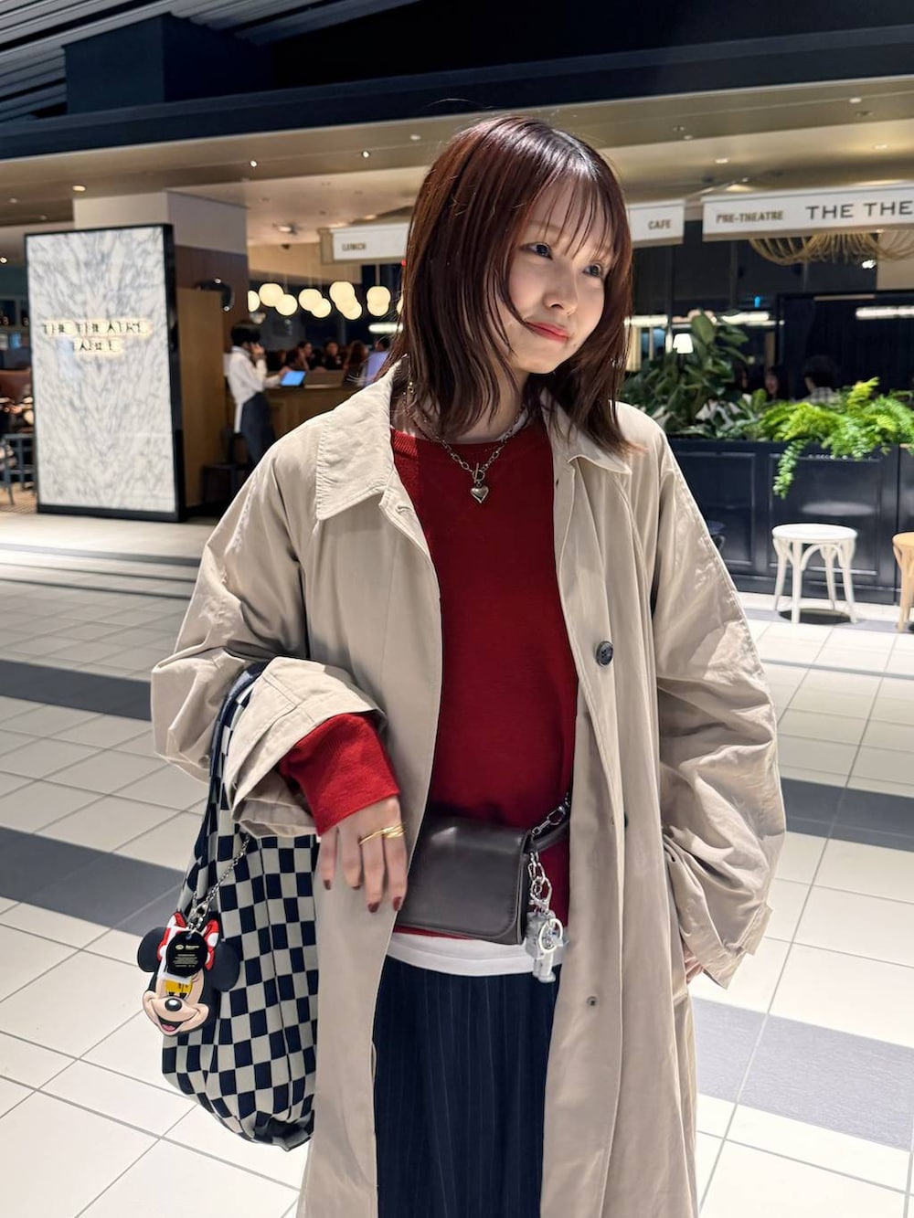 ブルー系のその他パンツ、ブラック系のパンプス、ベージュ系のステンカラーコートを着用したレディースの春コーディネートの9枚目の写真