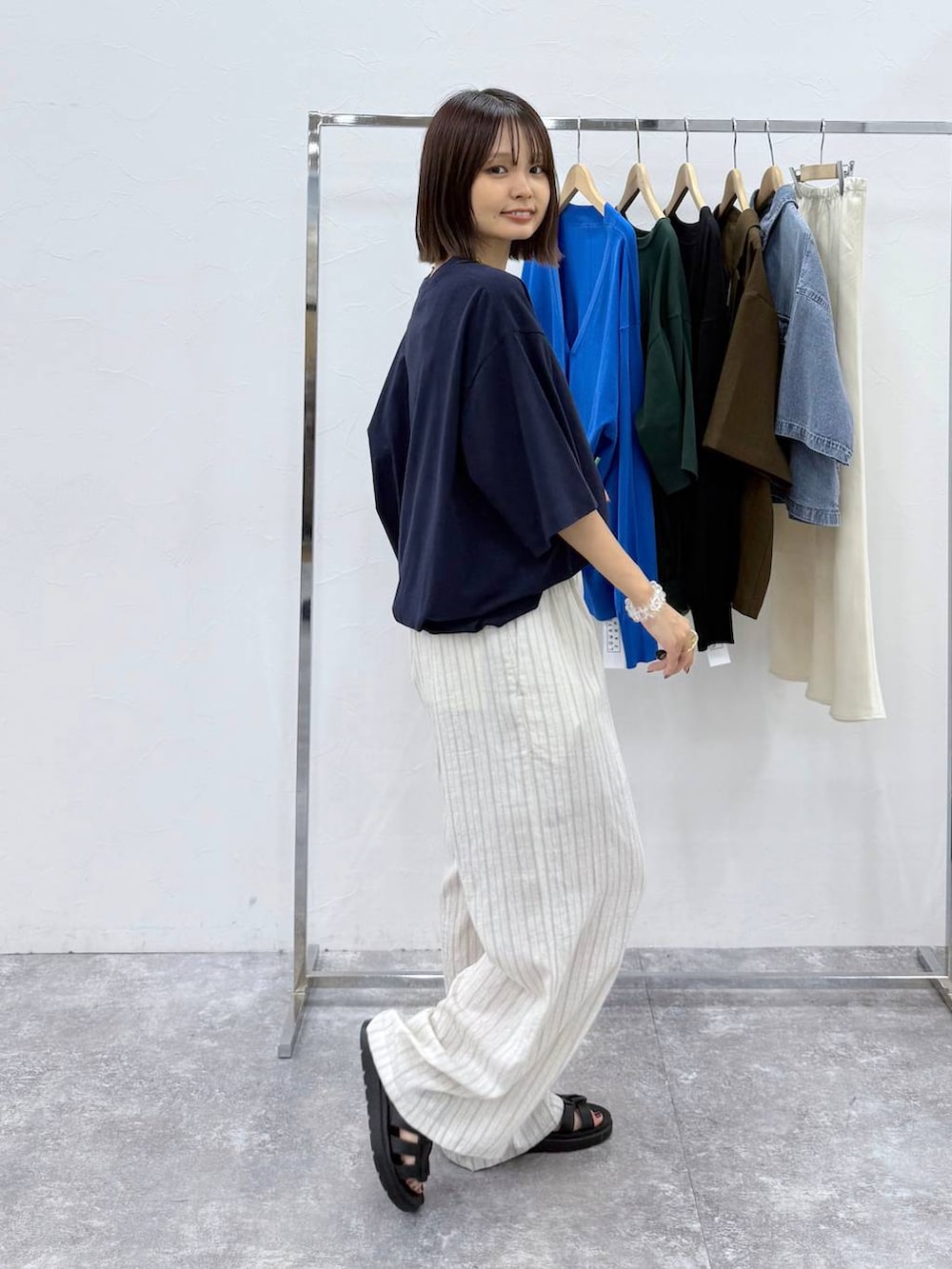 「女子会、ローリーズスタイル_LOWRYS FARM、カジュアル、LOWRYS FARM」｜「LOWRYS FARMのカンドウフィットグルカ 283656（サンダル、ブラック系）」を使った、なつきさん（レディース・157cm）の春コーディネートの6枚目の写真