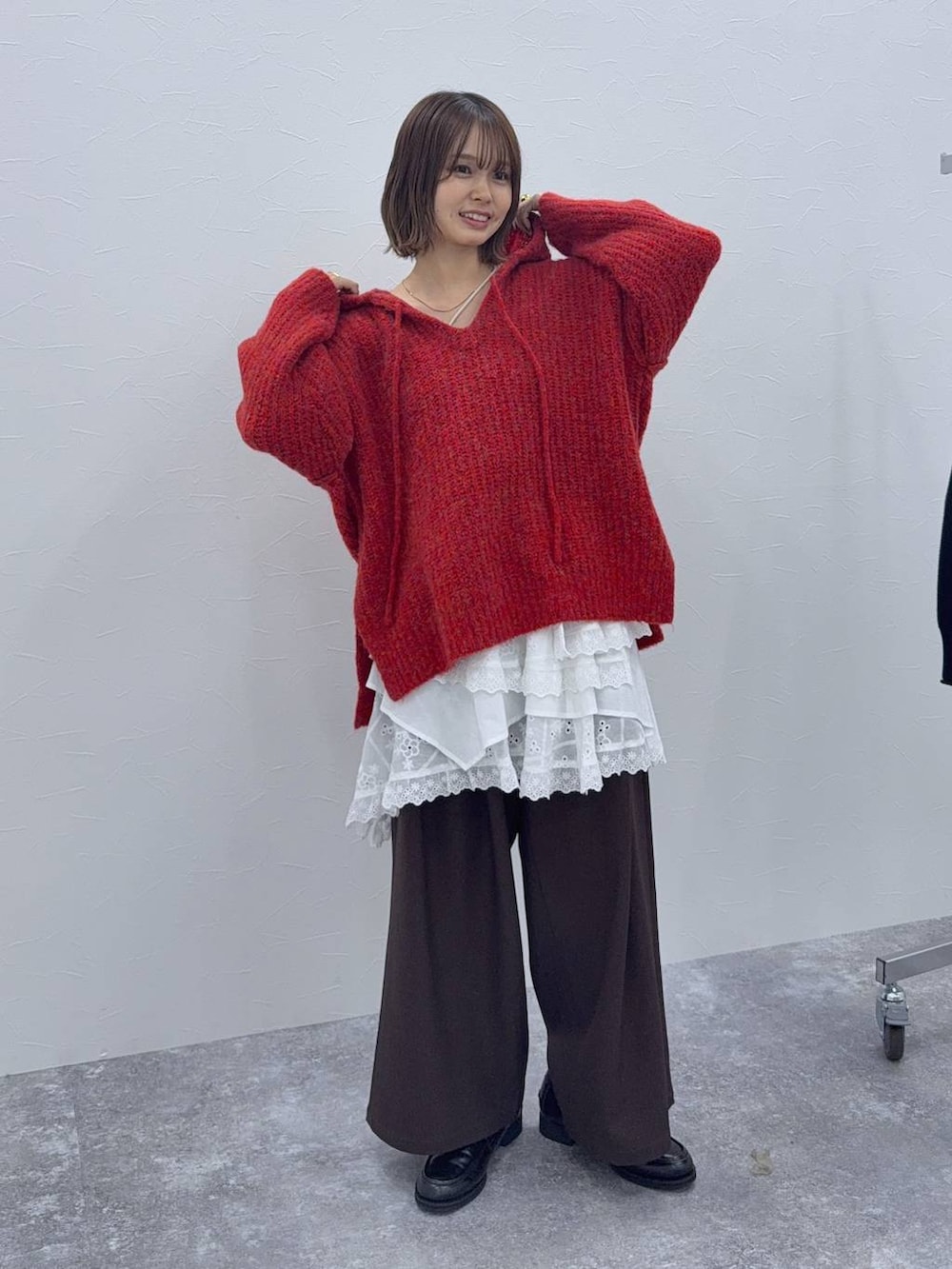 ブラウン系のその他パンツ、ブラック系のローファー、ホワイト系のスカートを着用したレディースの秋コーディネートの5枚目の写真